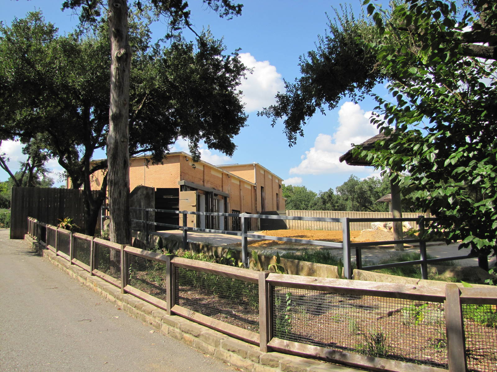 Dallas Zoo 2010 - View towards the Large Mammal Building in Zoo North