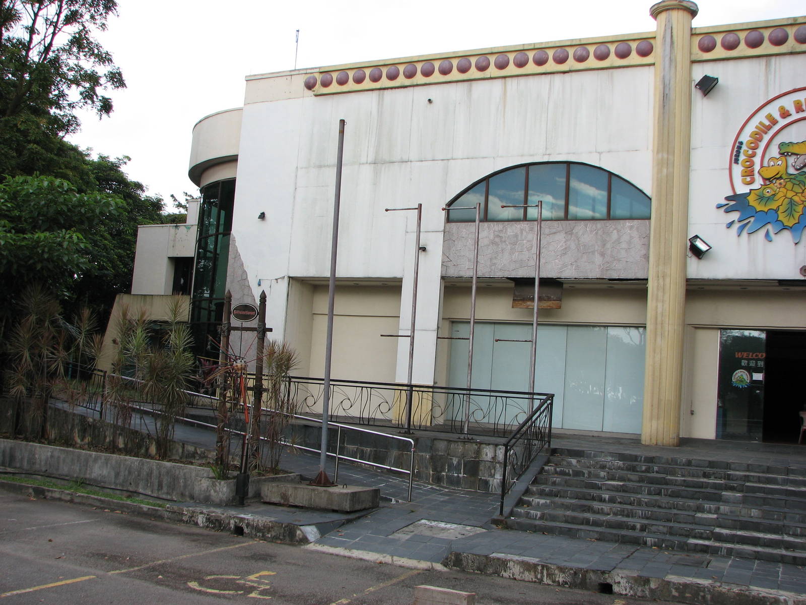 Defunct Jurong Reptile Park 2008 - Left side of the main building