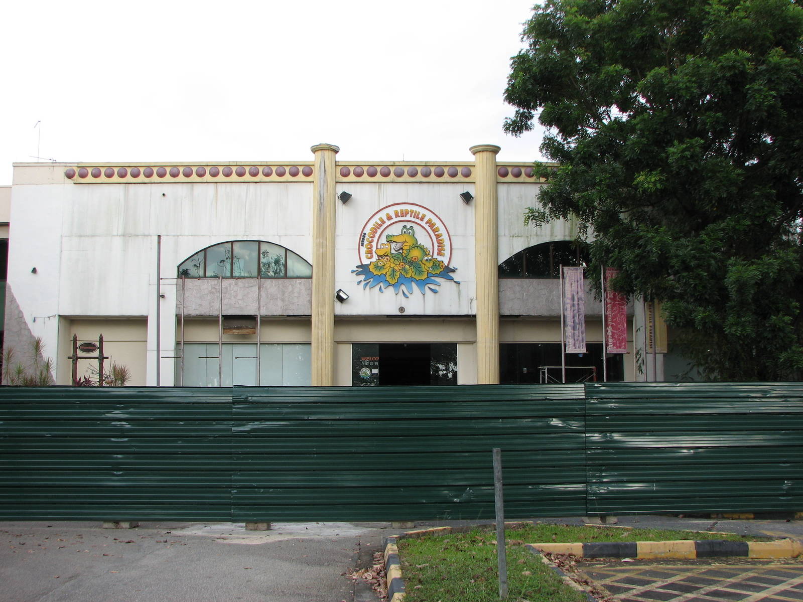 Defunct Jurong Reptile Park 2008 - Main building and the surrounding constr