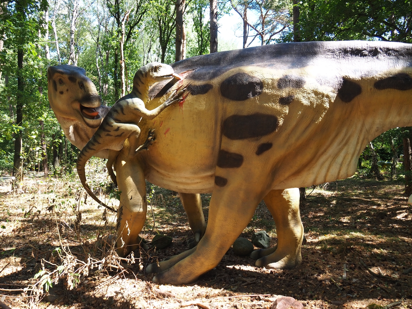 Deinonychus attack on Iguanodon models