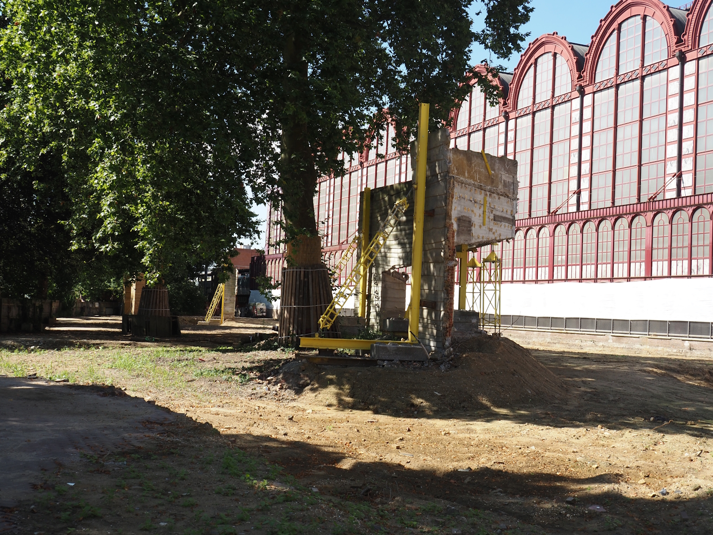 Demolition of the jubilee complex now finished, with preserved trees and parts of facade,  2024-07-28