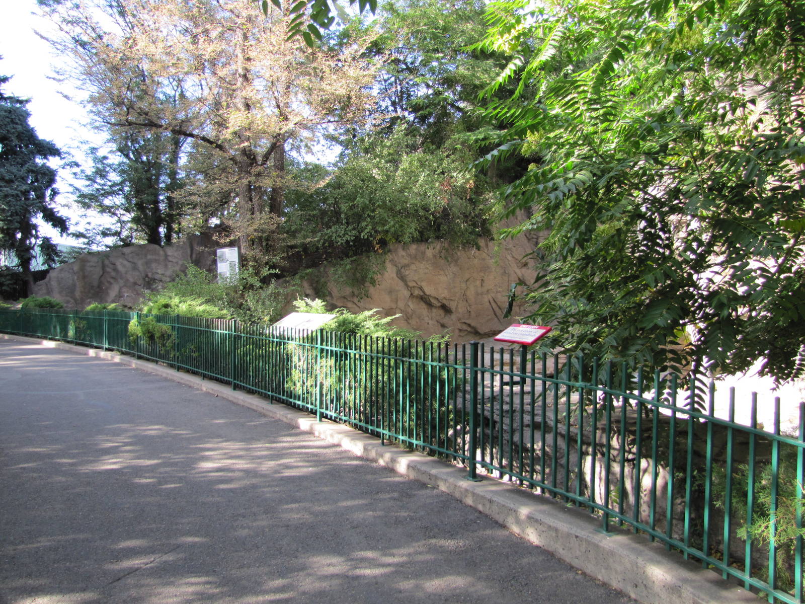 Denver Zoo 2010 - Front of historic Bear Mountain exhibits