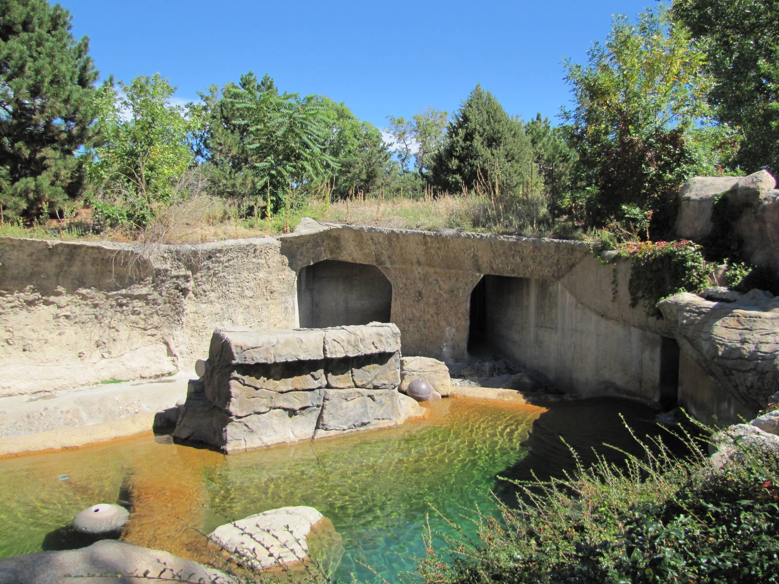 Denver Zoo 2010 - Polar Bear exhibit towards the right