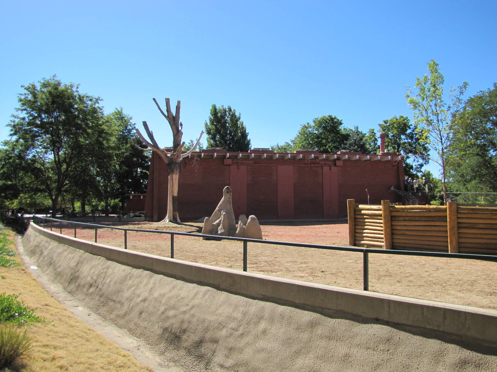 Denver Zoo 2010 - Right of the Giraffe exhibit and building
