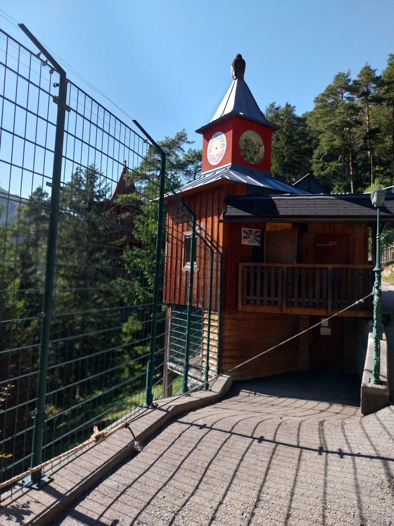 Der Weisser Zoo & Kameltheater Kernhof - Little Tibet snowleopard watching point