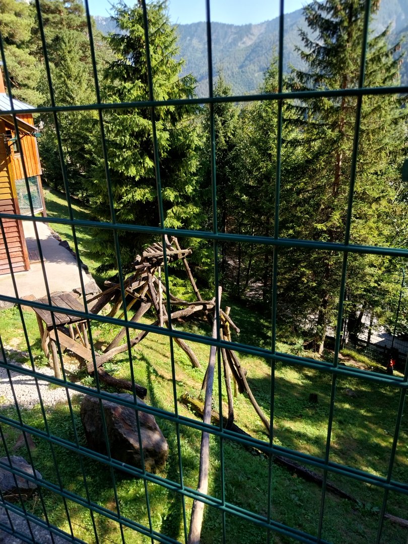 Der Weisser Zoo & Kameltheater Kernhof - Snow leopard enclosure