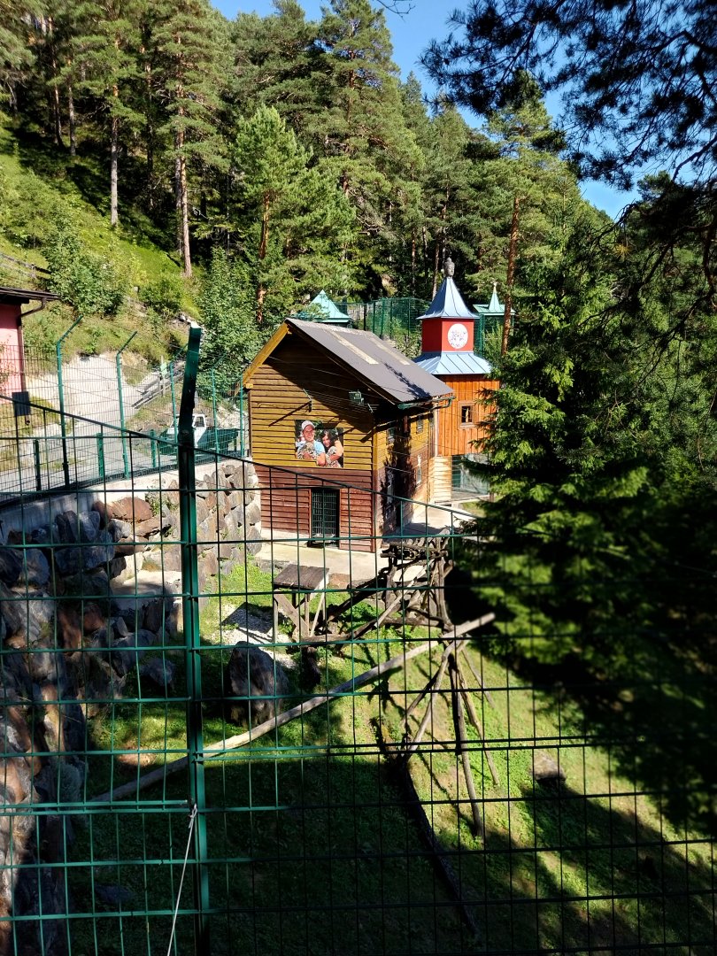 Der Weisser Zoo & Kameltheater Kernhof - Snow leopard enclosure
