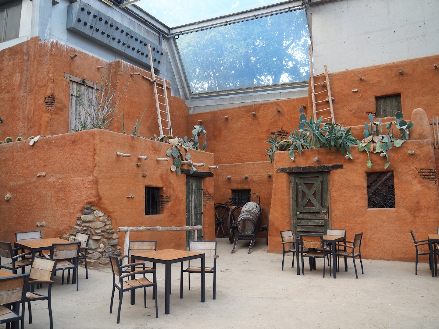 Desert - Restaurant and sitting area, 2023-10-07