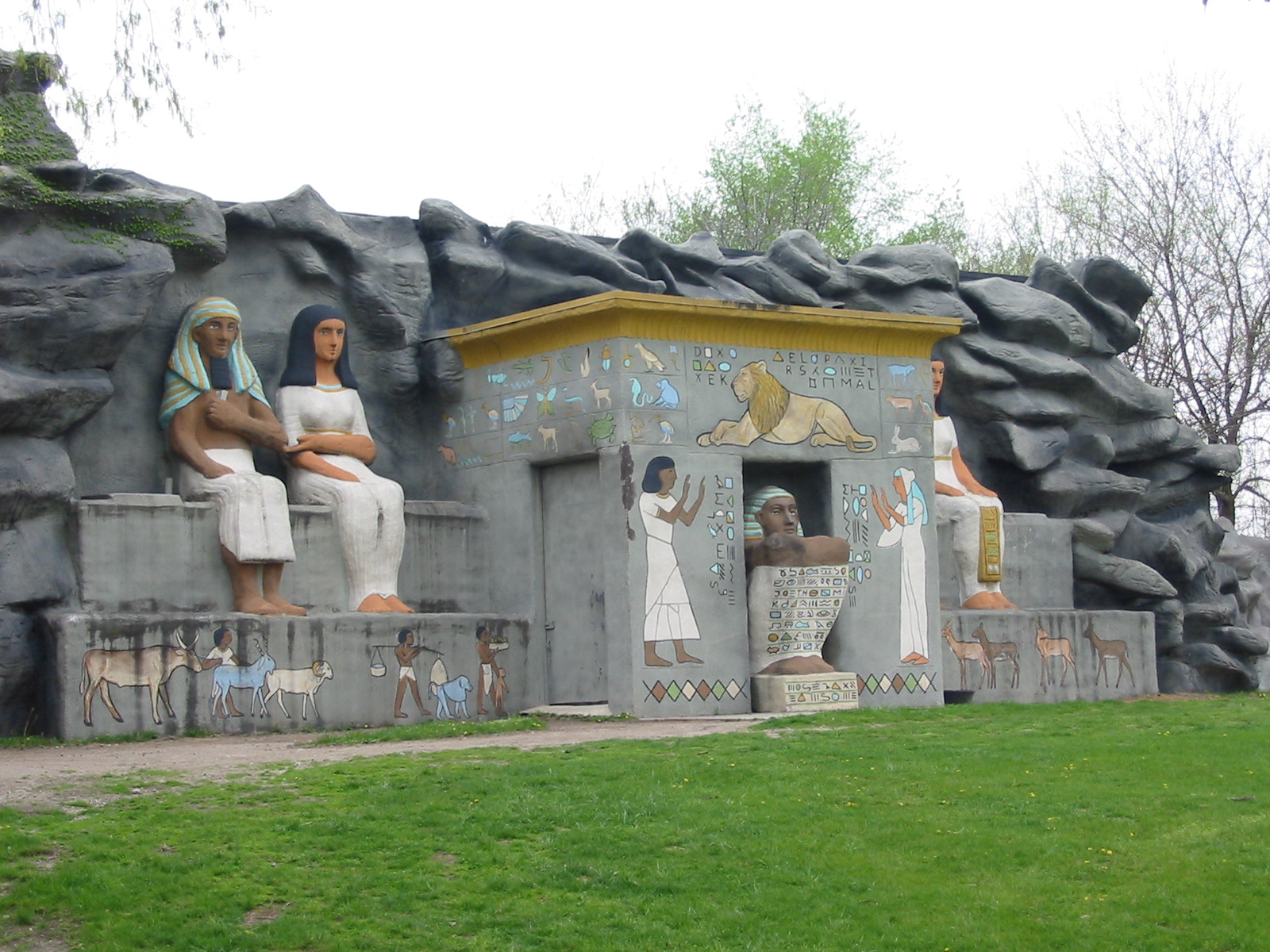 Detroit Zoo 2003 - Historical Egyptian structure in the Giraffe exhibit