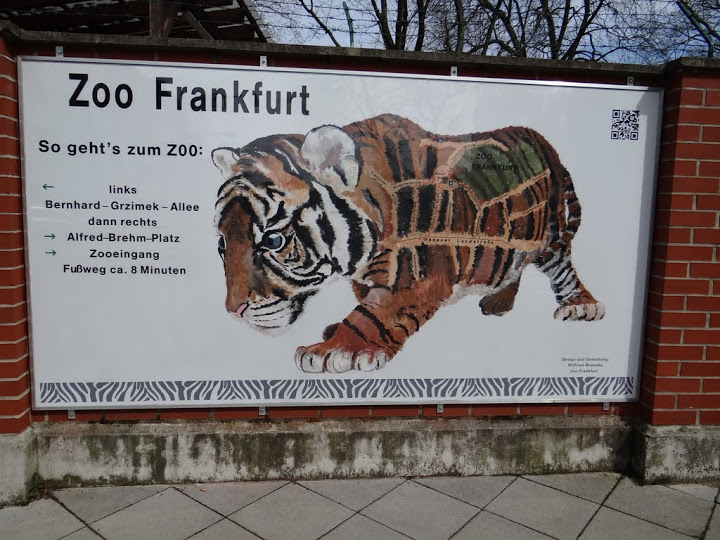 Die Werbung auf der Mauer der Zoo