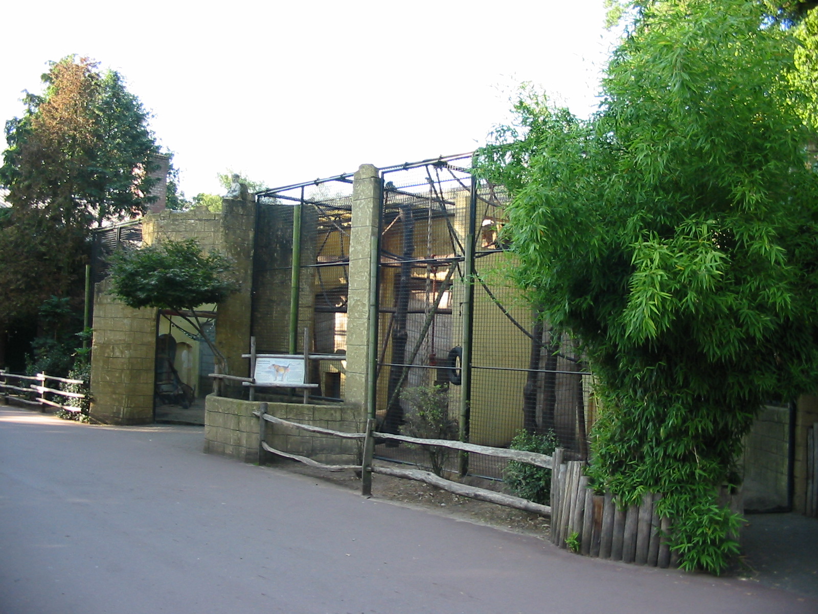 Dierenpark Amersfoort 2004 - Primate cages