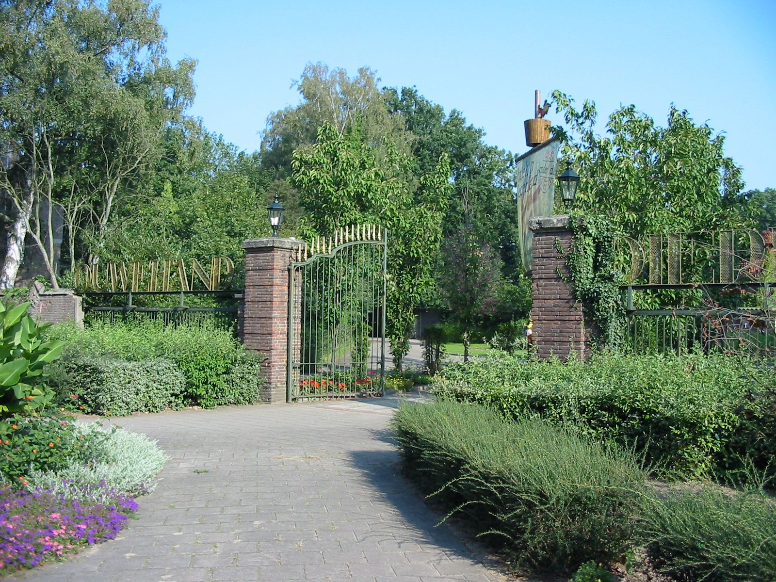 Dierenpark Rhenen 2004 - Gate before the actual entrance