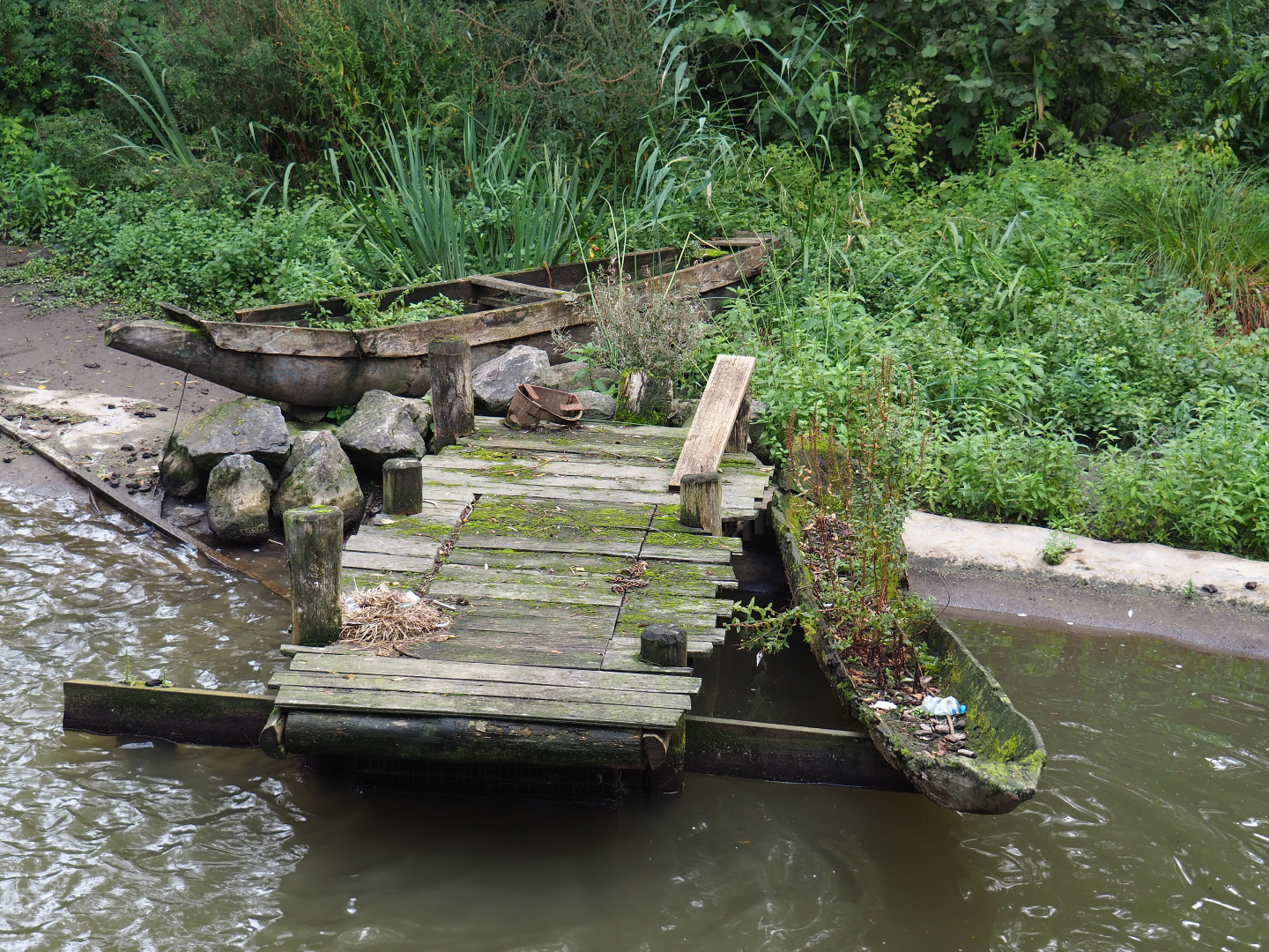 Dilapidated boats and dock, 2019-10-04
