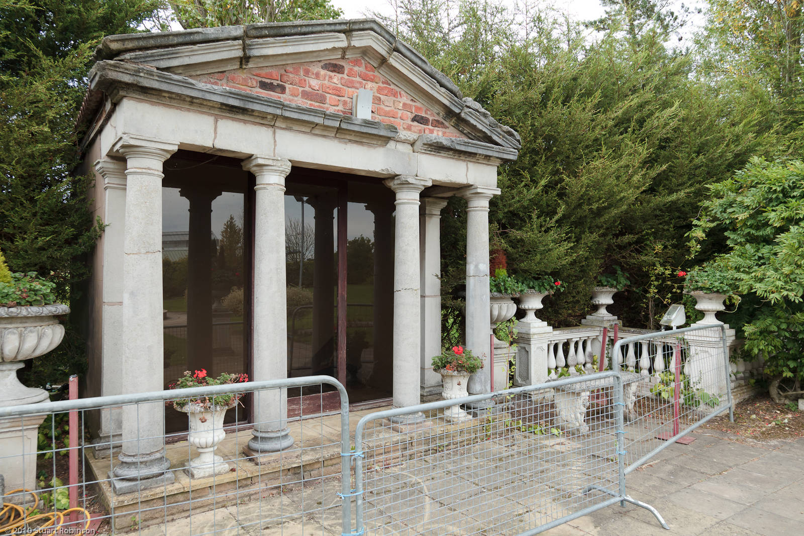 Dilapidated Gazebo - Closing Day - 05/09/2010