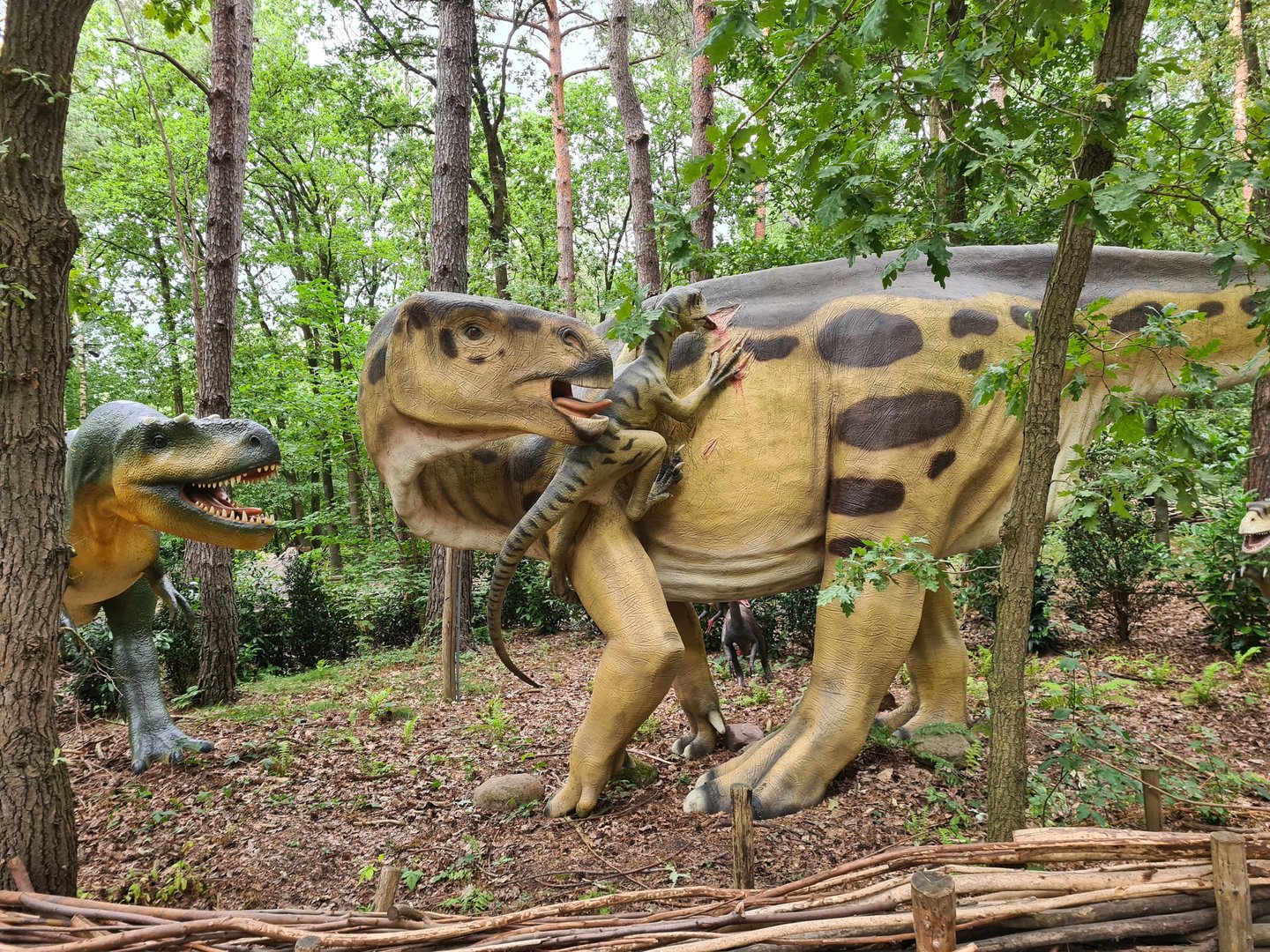 Dino forest - Albertosaurus, Iguanodont and Deinonuchus