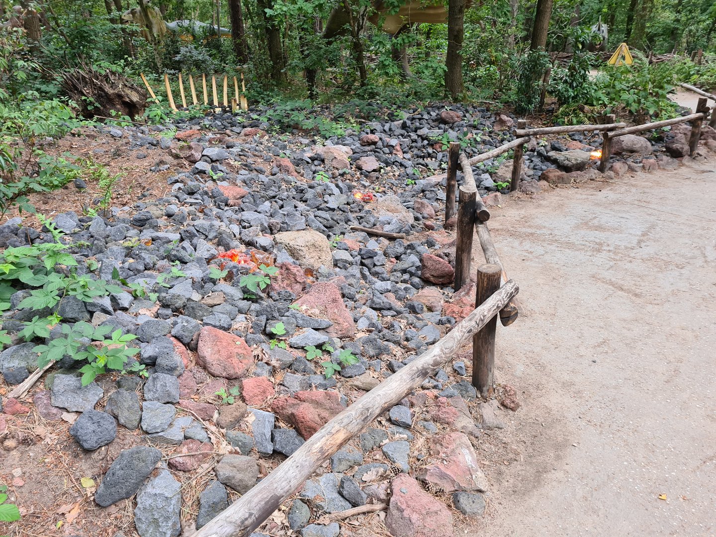 Dino forest - Volcanic yard