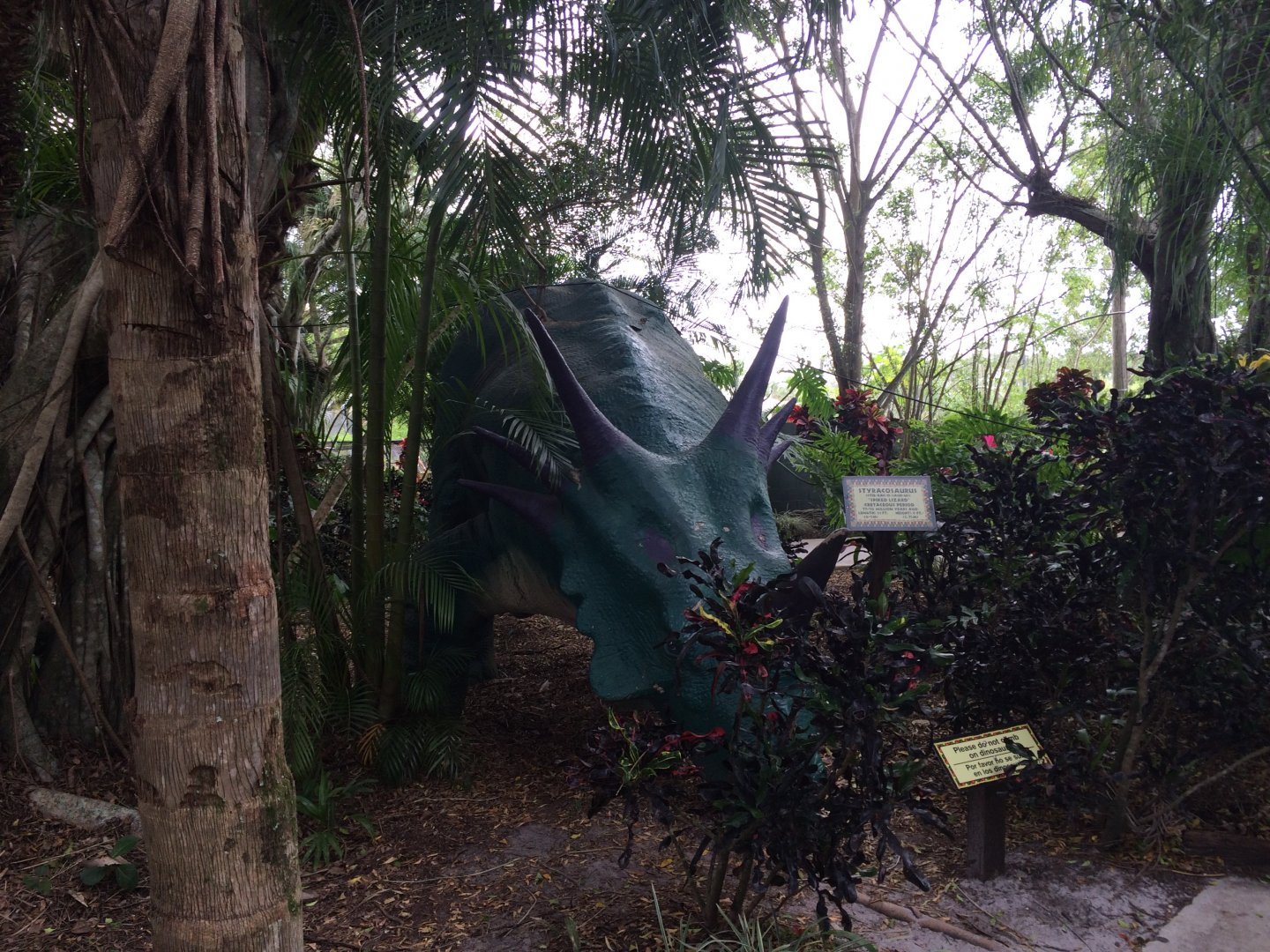 Dinosaur statue (2016)