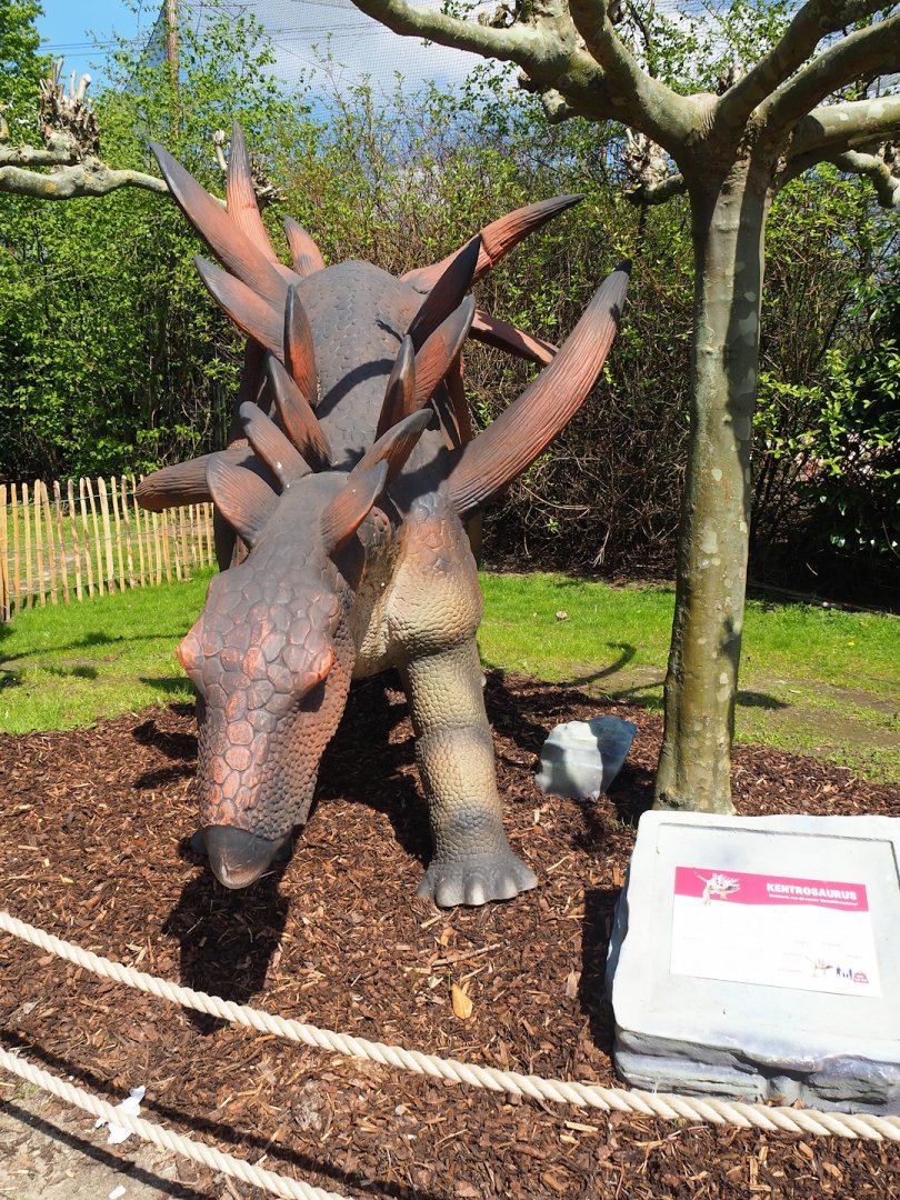 Dinosaur Weeks - Kentrosaurus statue, 2023-04-30