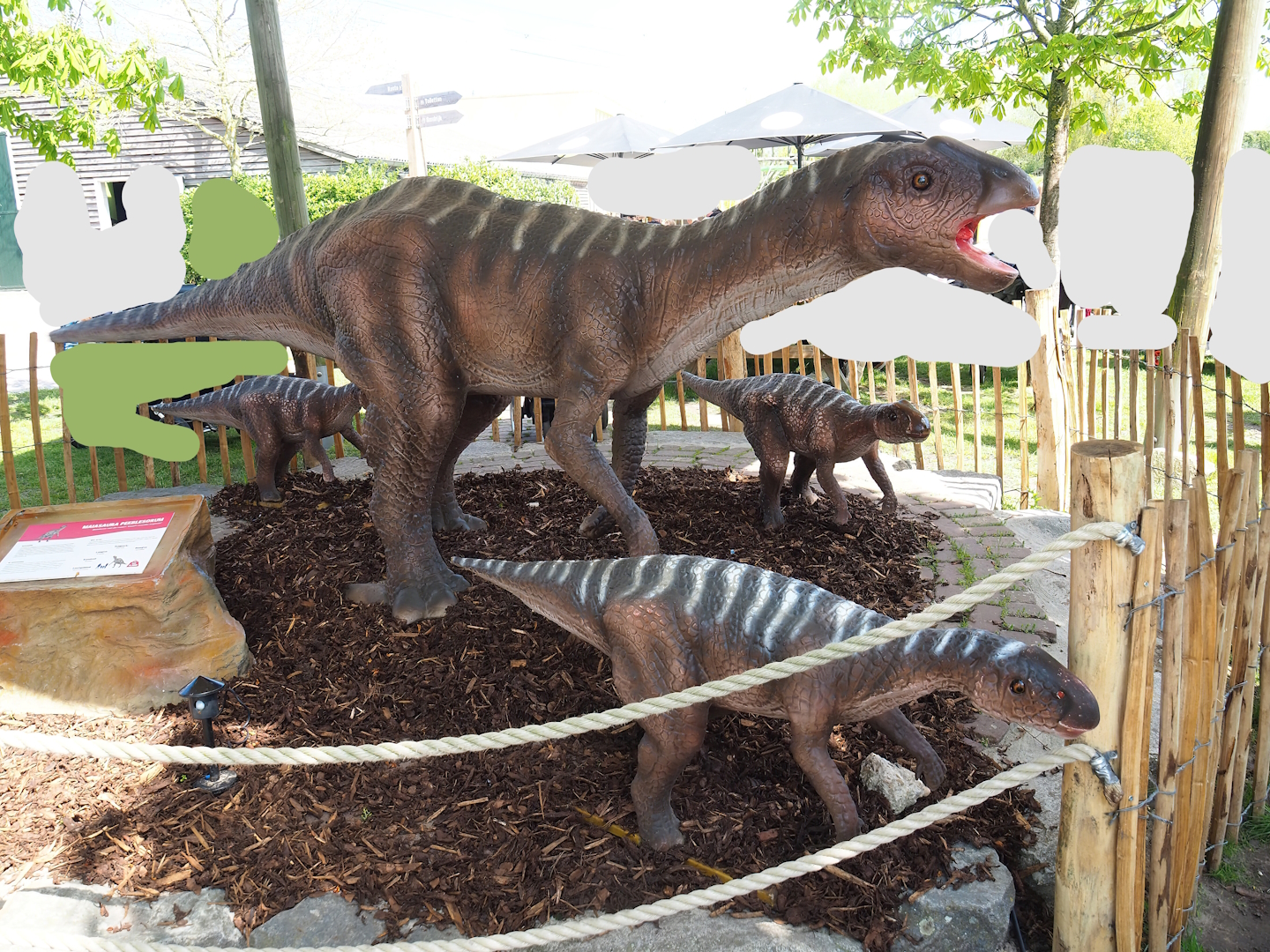 Dinosaur Weeks - Maiasaura peeblesorum statues, 2023-04-30