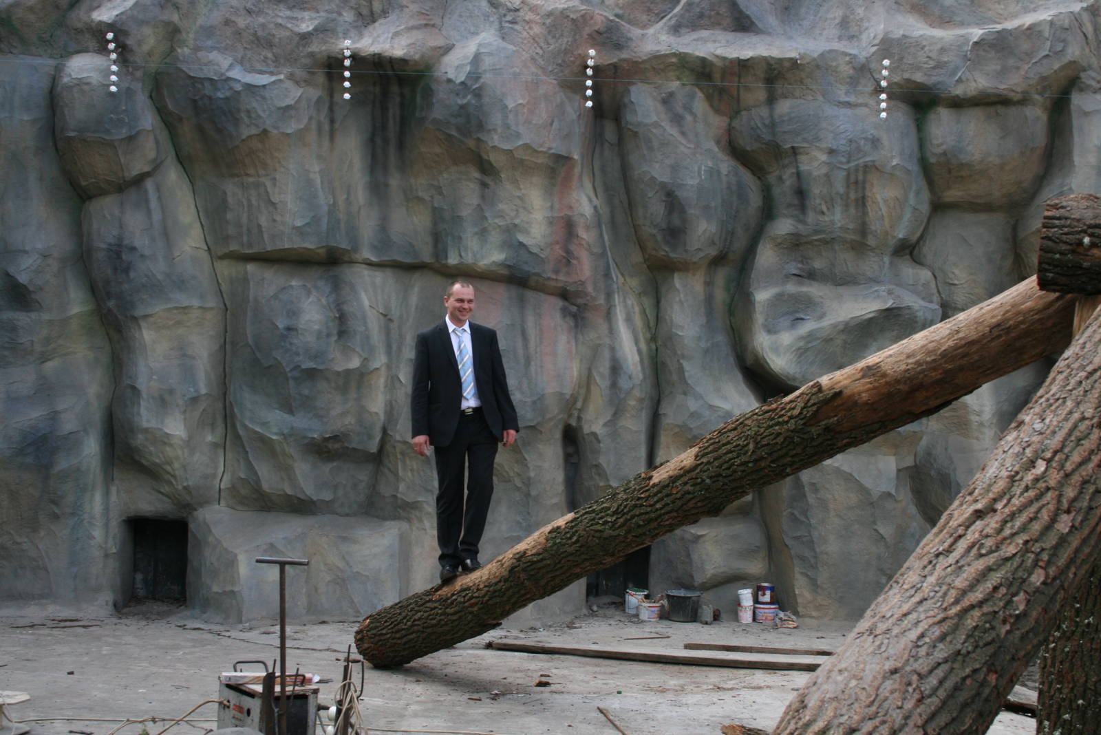 Director of the Kiev zoo Tolstoukhov Alexey check strength new construction