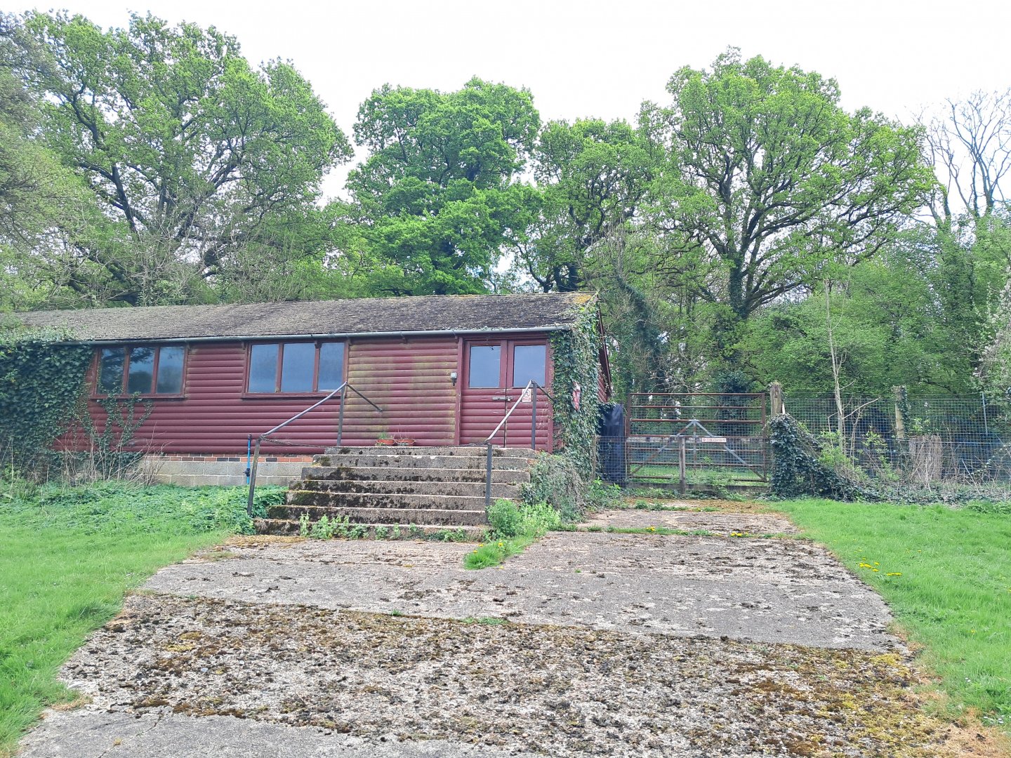 Disused enclosure on South Road- 20/4/2025