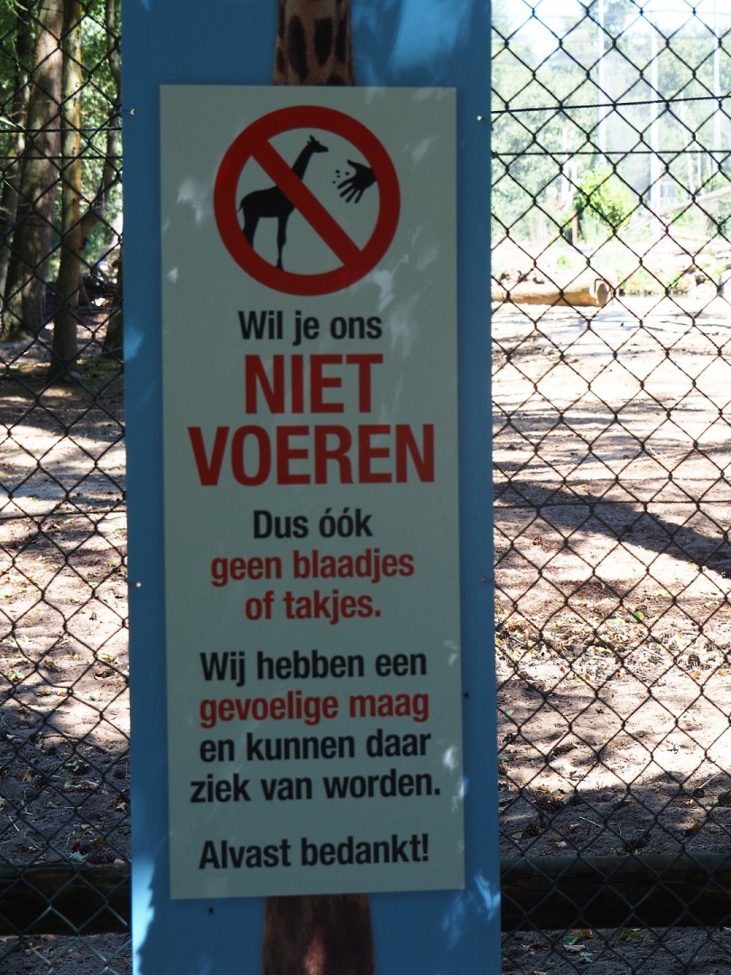 Do no feed anything sign