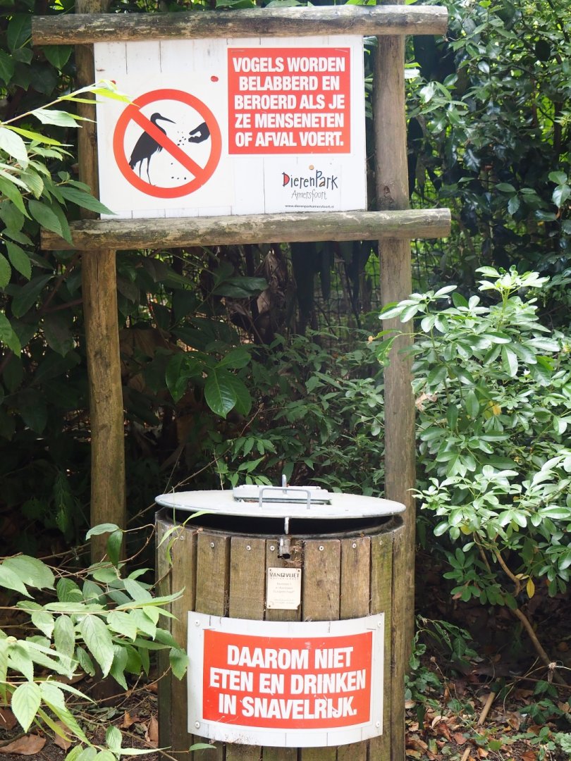 Do not feed the birds signage