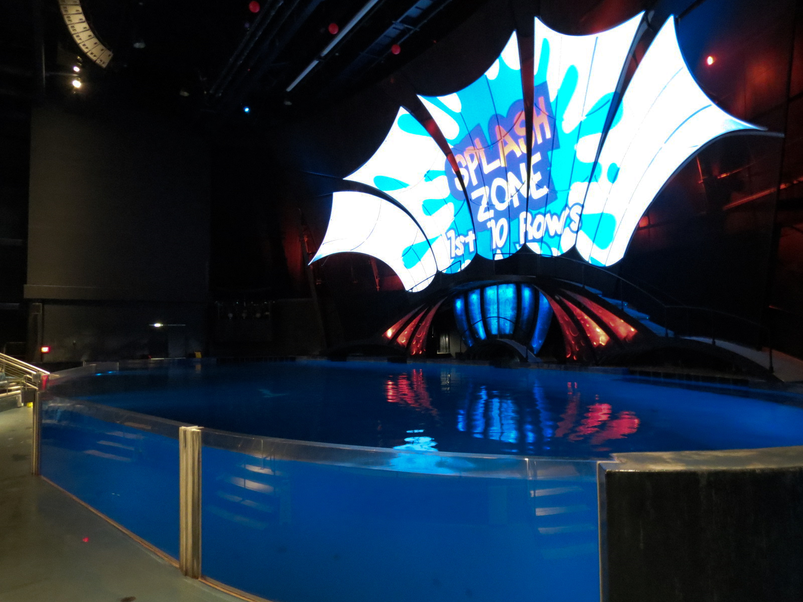 Dolphin Coast - Show Pool in Theater