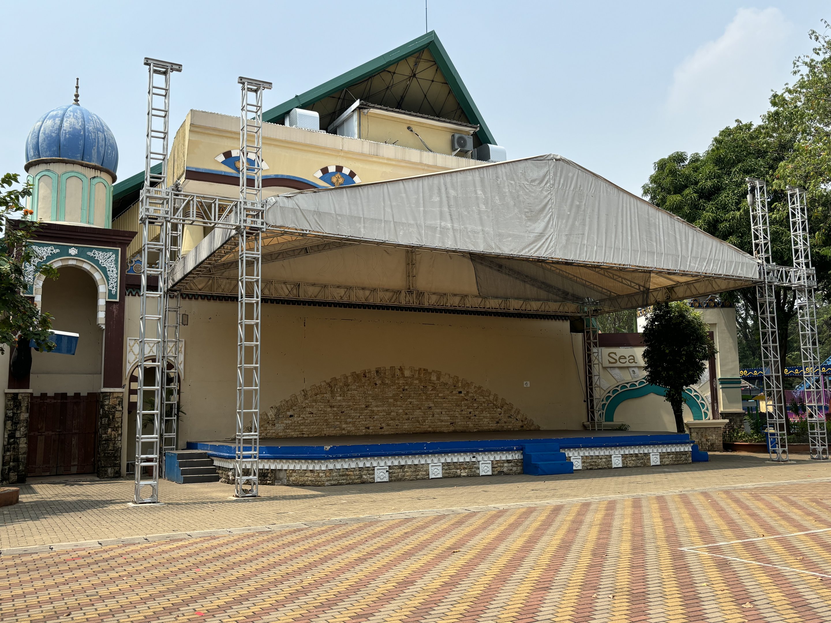 Dolphin Stadium Courtyard