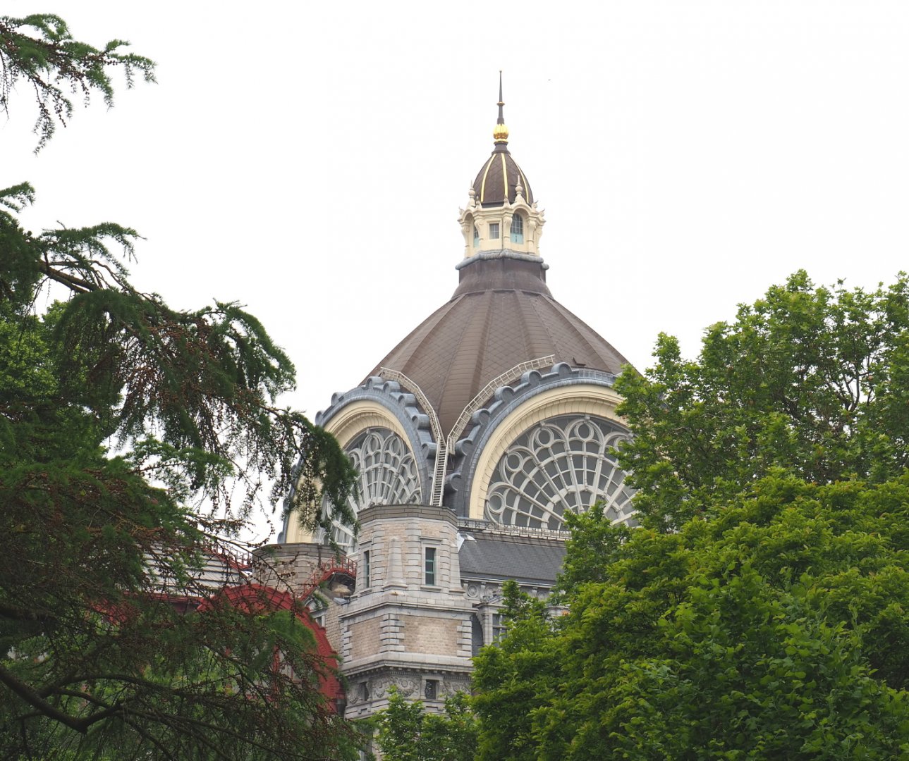 Dome of Antwerp Central Station seen from within the zoo, 2021-06-12