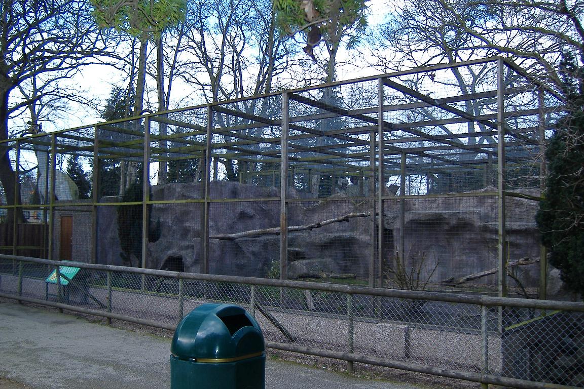 Drayton Manor Fishing Cat cage