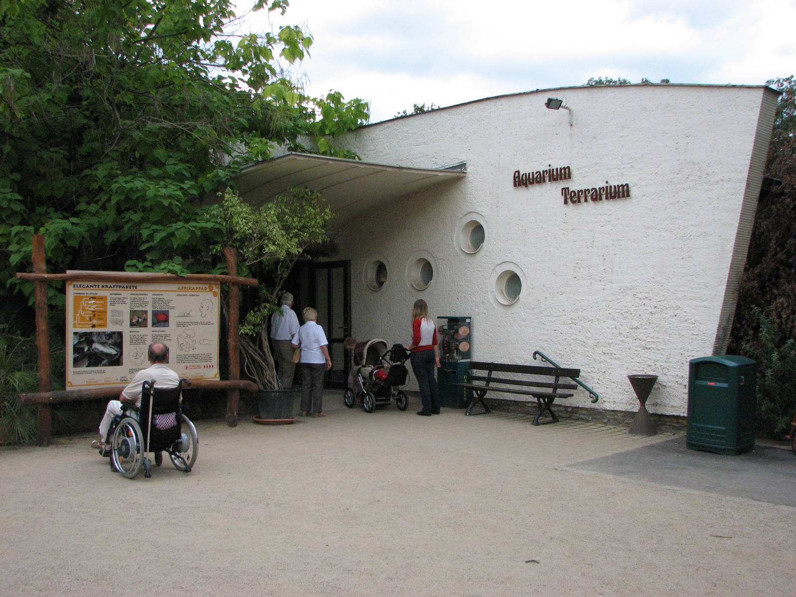 Dresden Zoo 2008 - Entrance to the Aquarium and Terrarium