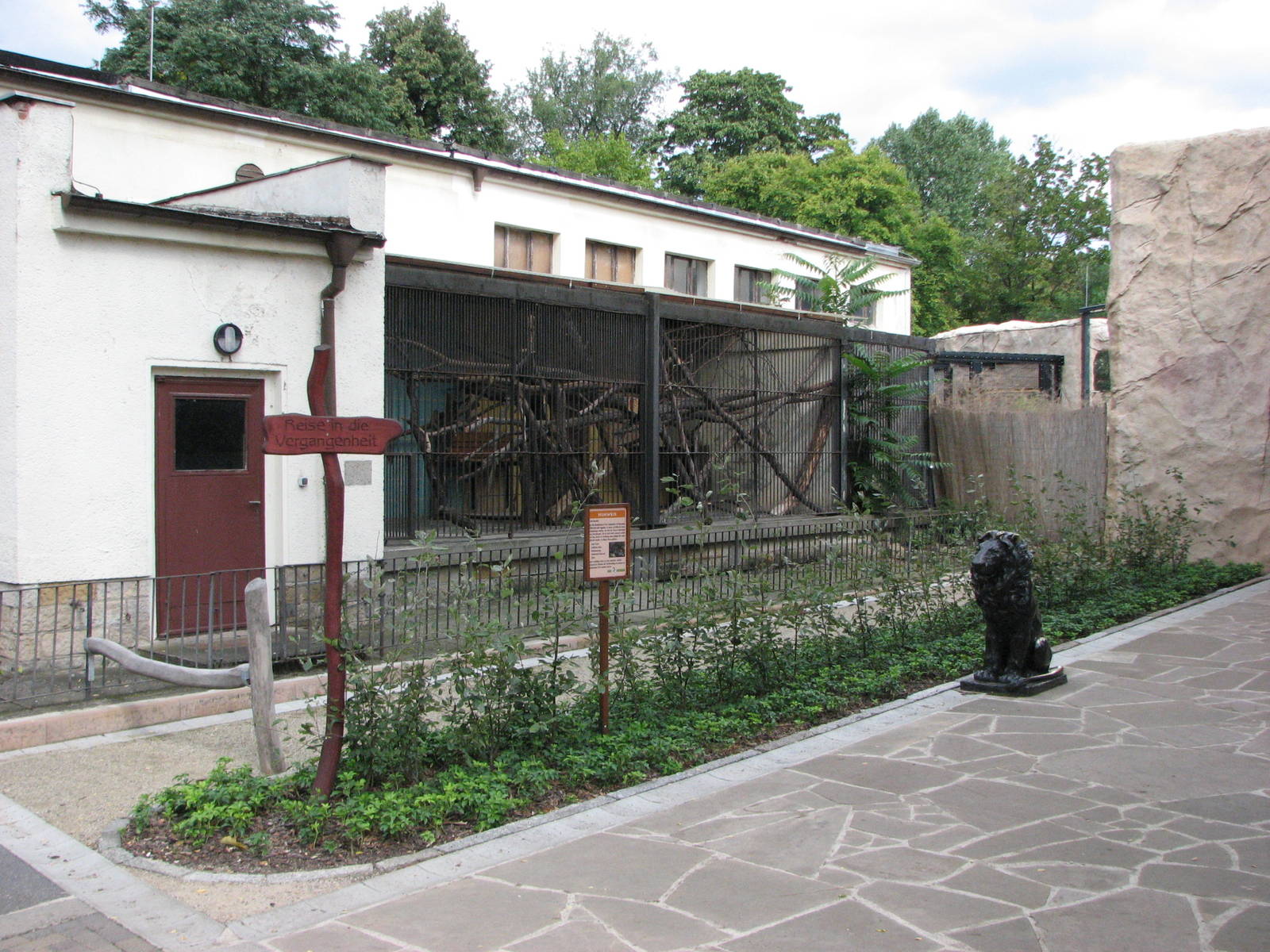 Dresden Zoo 2008 - Old carnivore cages