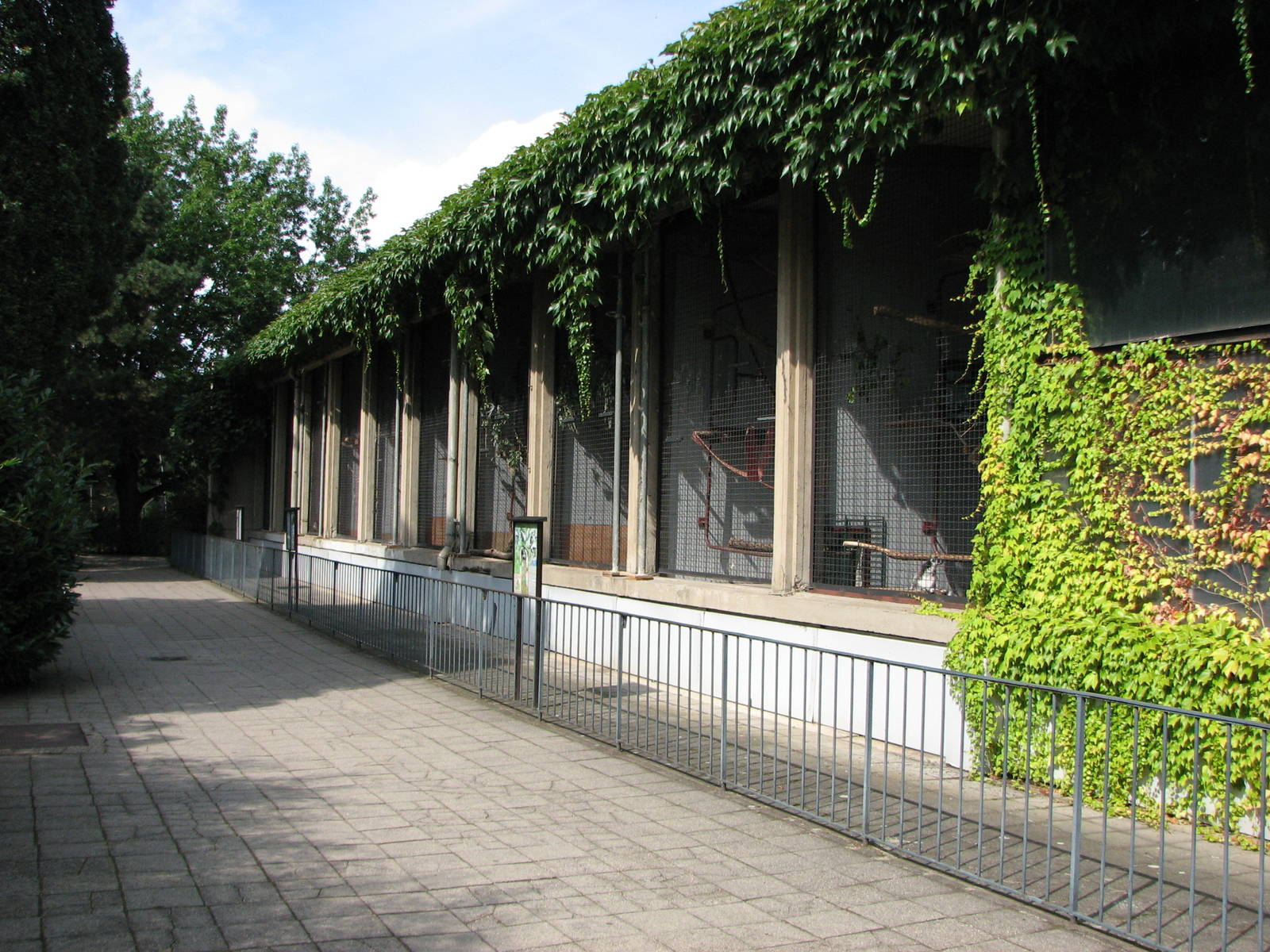 Dresden Zoo 2008 - Old row of primate cages