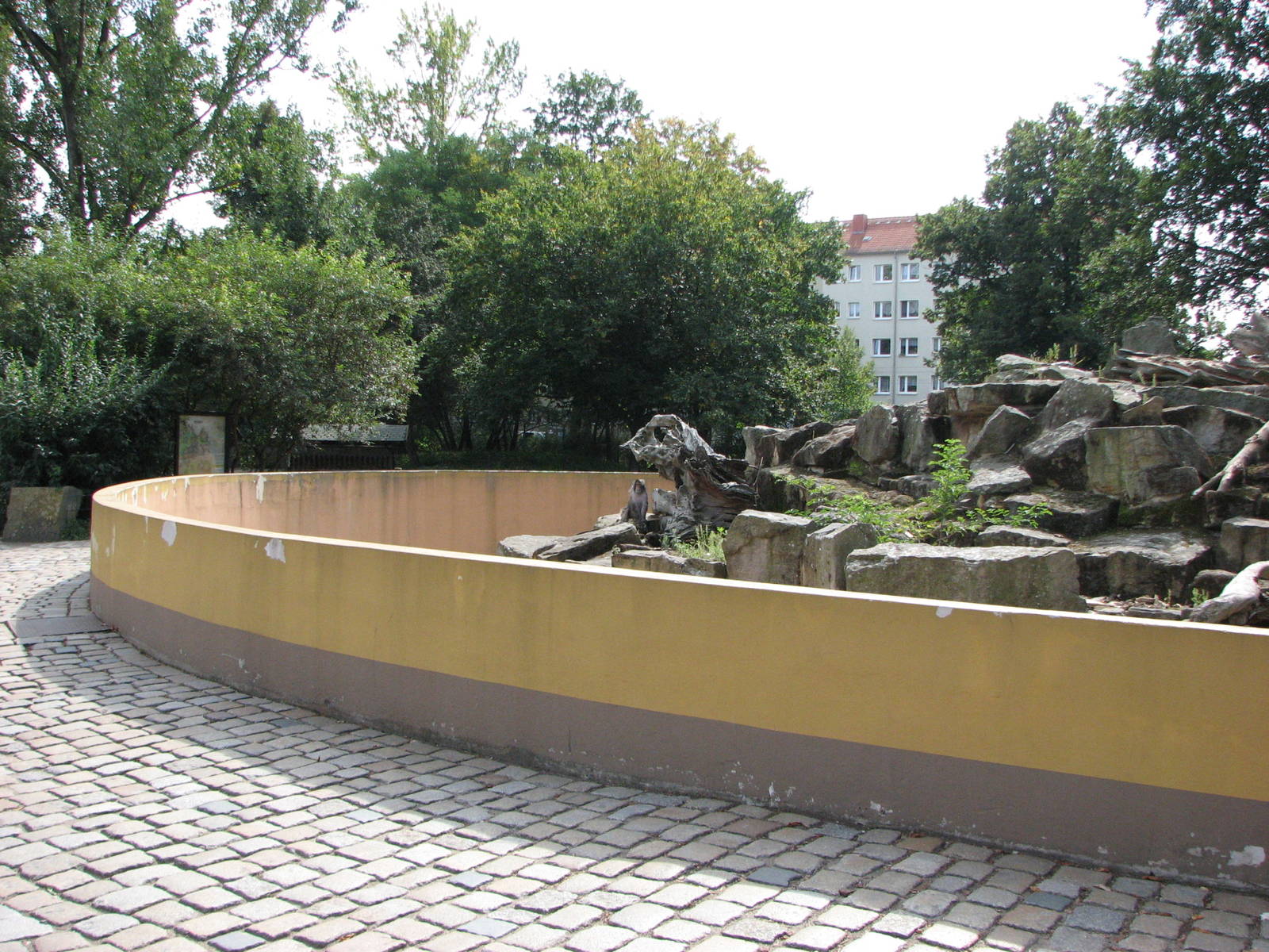 Dresden Zoo 2008 - Outside the old and dilapidated Rhesus Monkey circular e