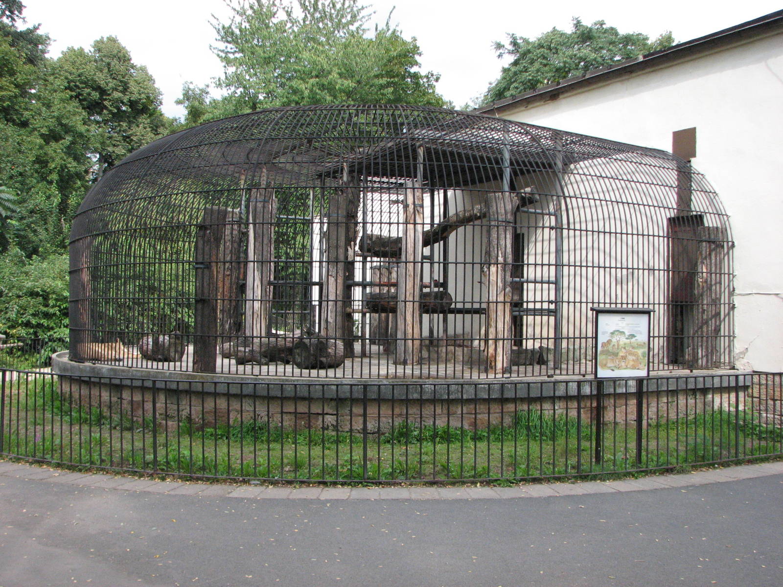 Dresden Zoo 2008 - Right side of the old Lion cage
