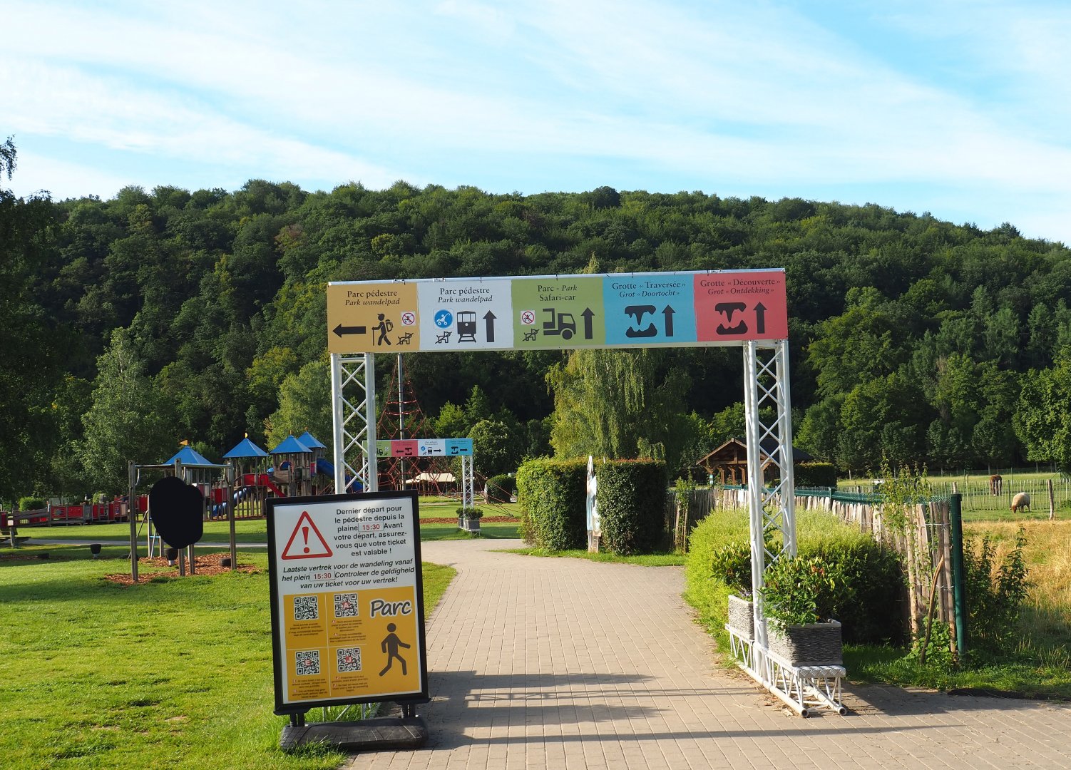 Dry Hamptay starting area with road signs for different tours, 2021-08-15