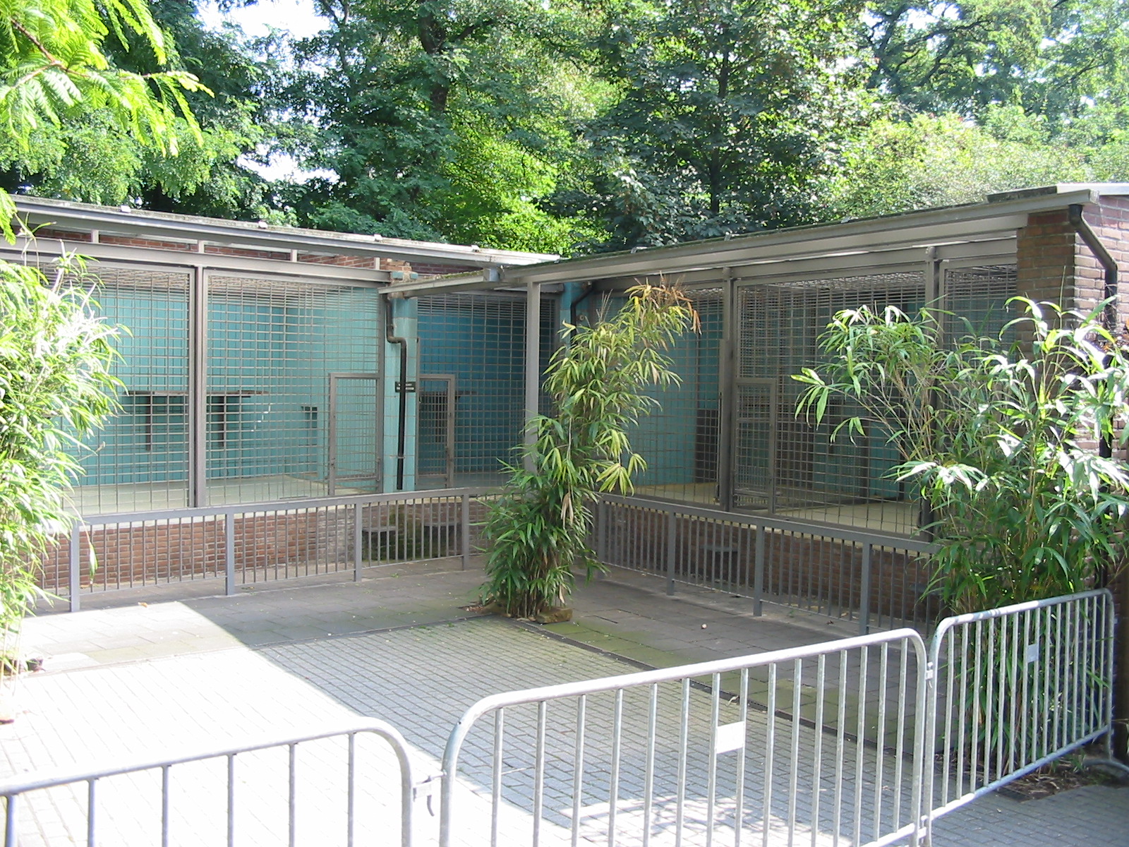 Duisburg Zoo 2004 - Siberian Tiger holding area