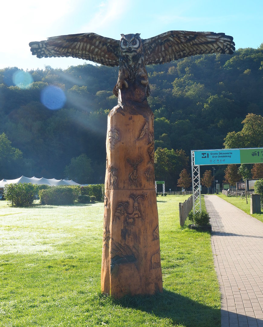 Eagle owl wood carving and carved tree trunk, 2023-09-26