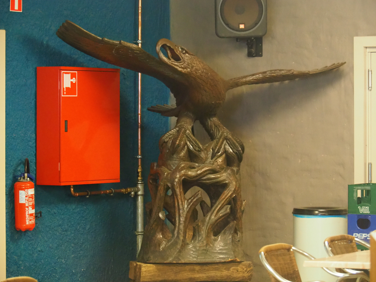 Eagle wood carving in the restaurant, 2019-08-04