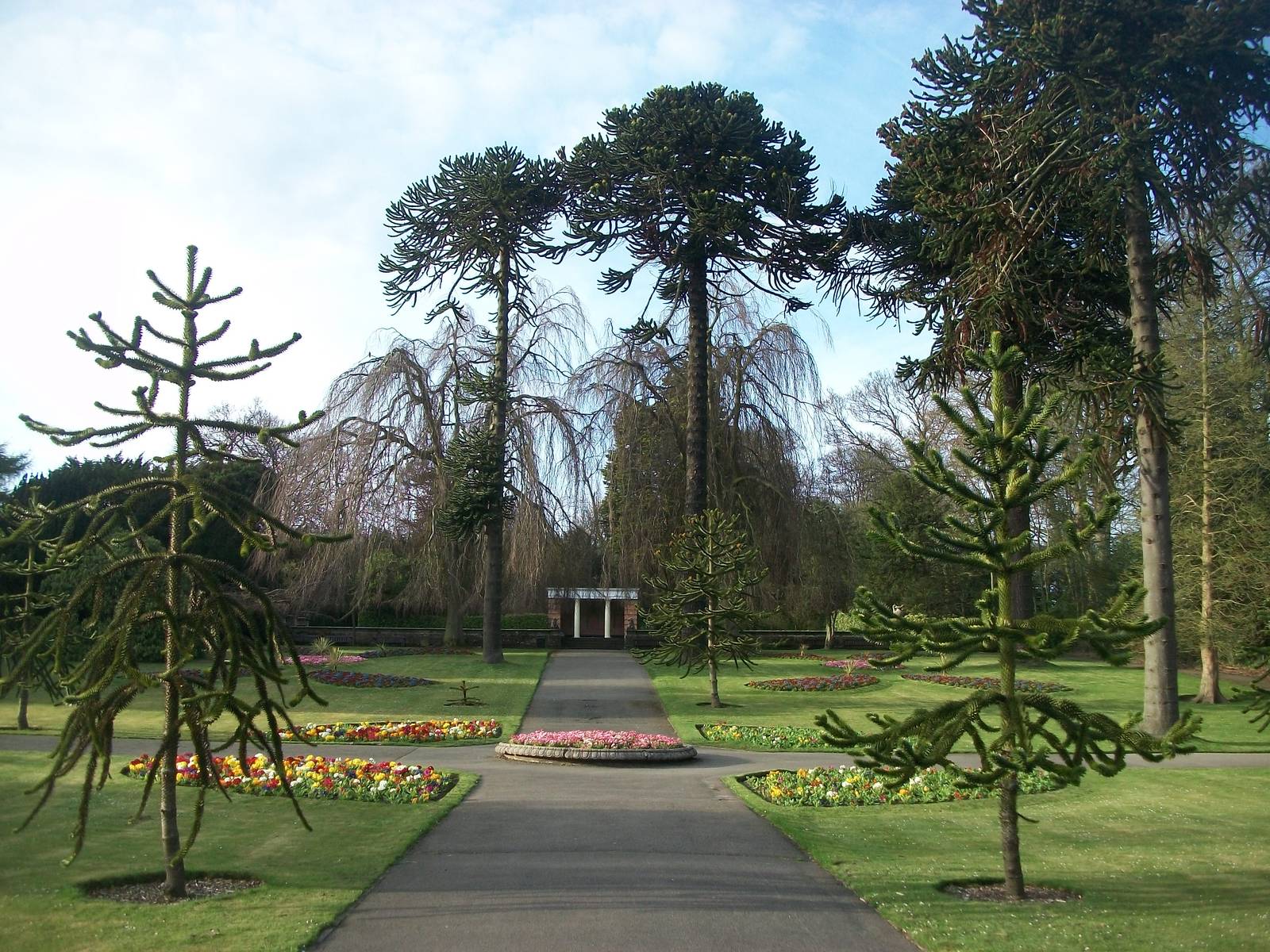 Early evening in the gardens, 11th April 2014