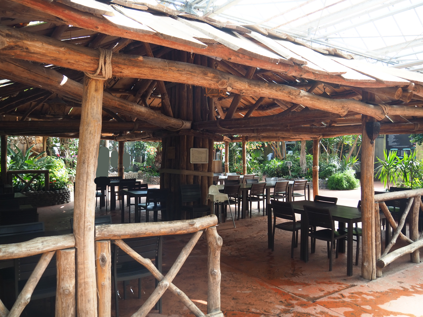 Eating area in the Oasis, 2022-06-28