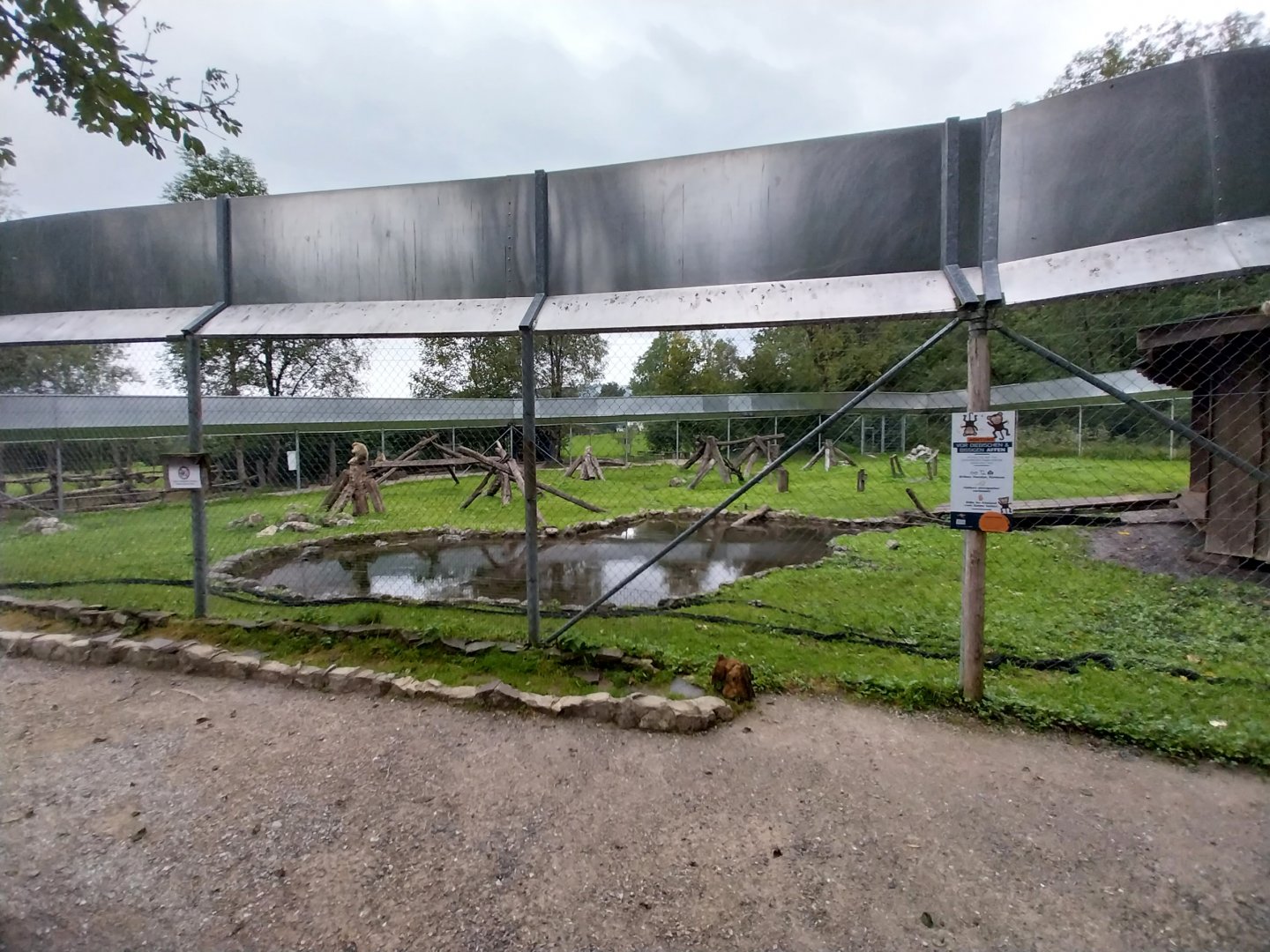 Ebbs Raritätenzoo - Barbary macaque enclosure