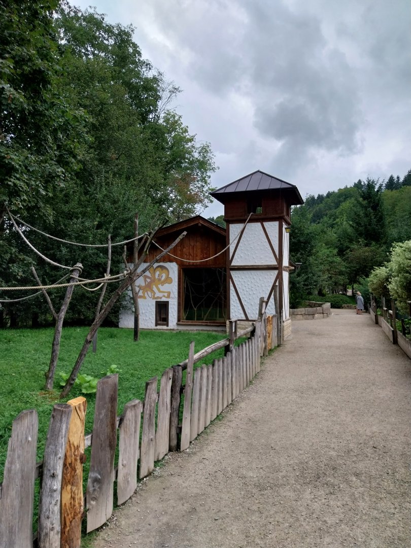 Ebbs Raritätenzoo - Ringtailed lemur enclosure & house