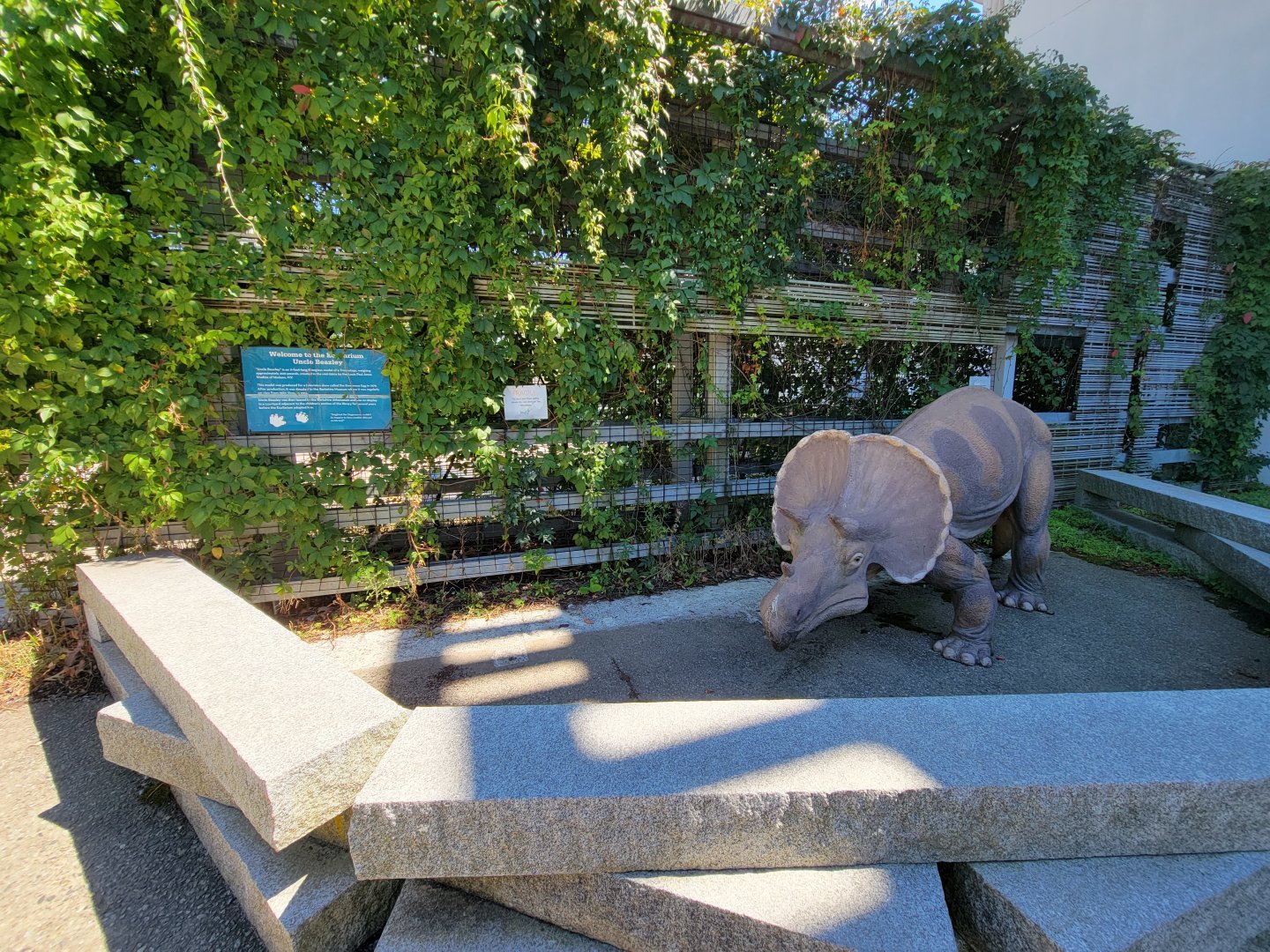 Ecotarium - Statue outside ground/first floor of building