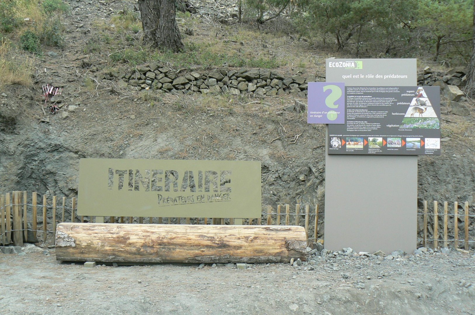 Ecozonia - Bench and panel on predators role