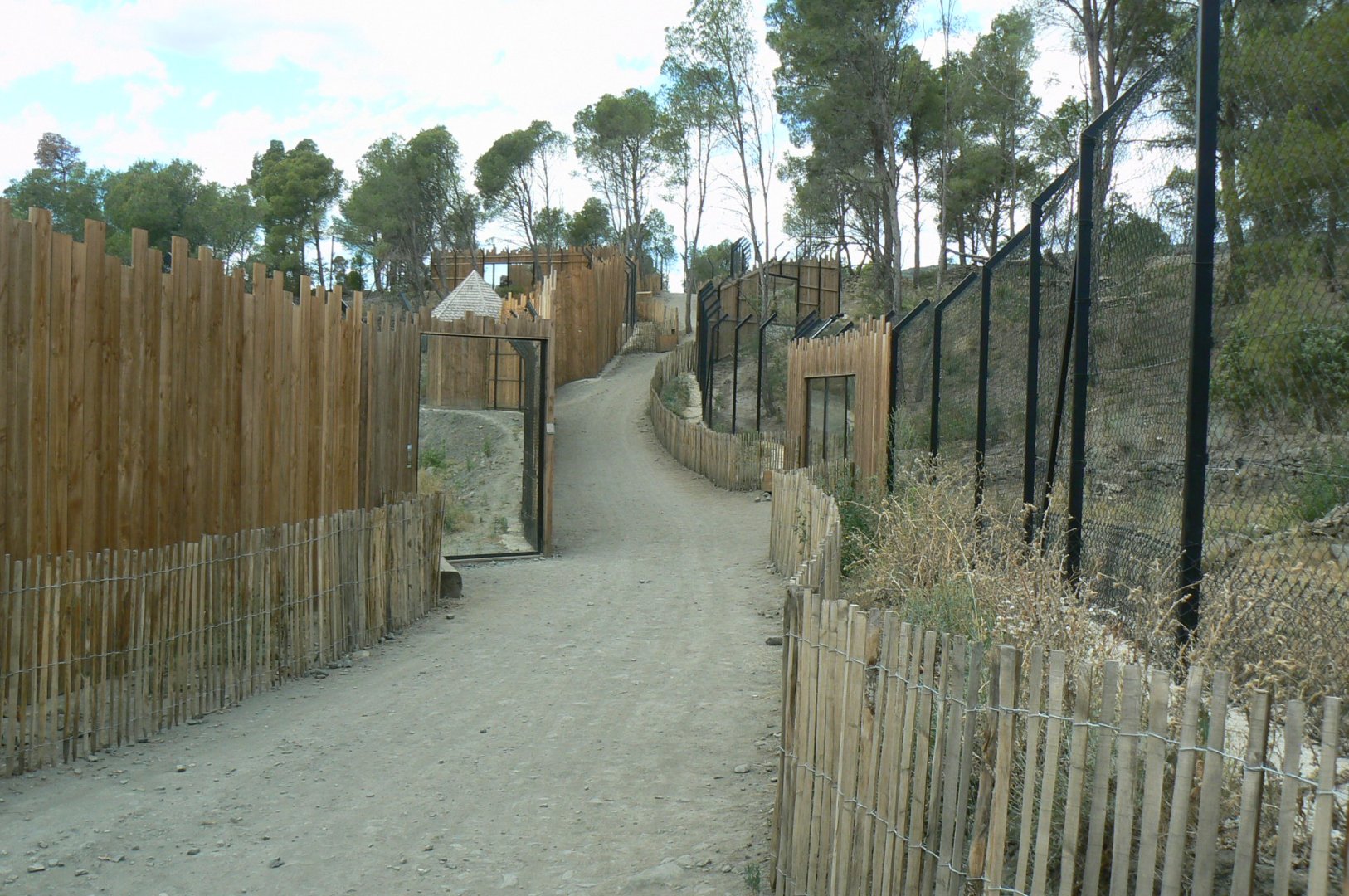 Ecozonia - Passage between the second (right) and third (left) chinese dholes enclosures