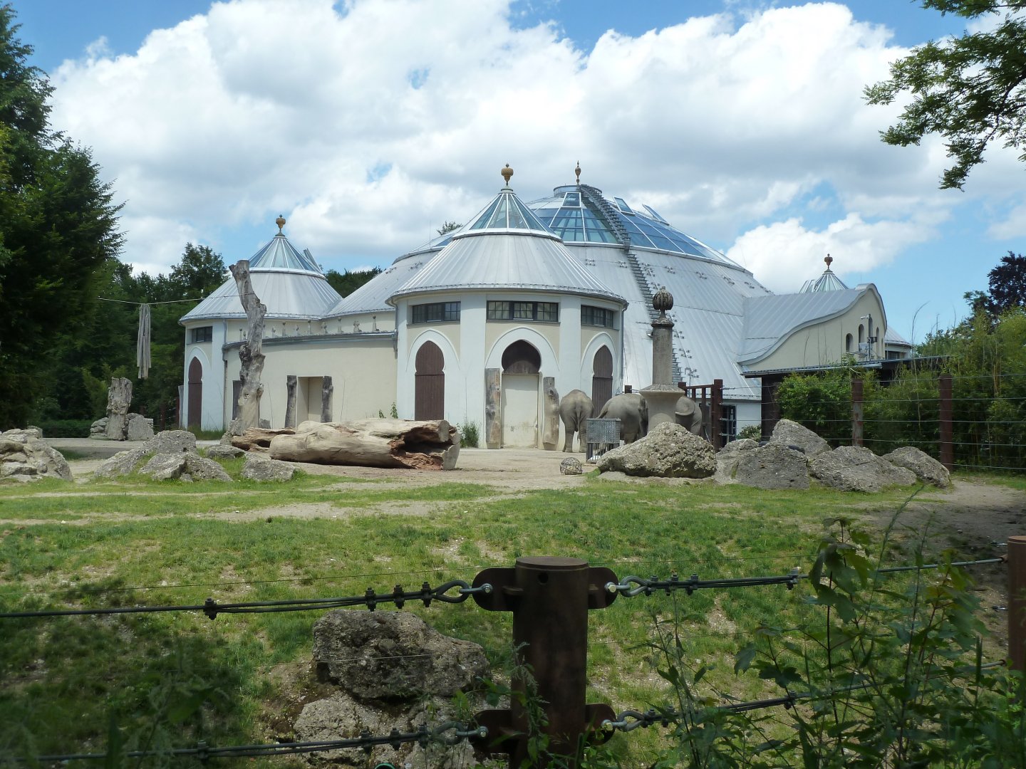 Elefantenhaus - Herd enclosure