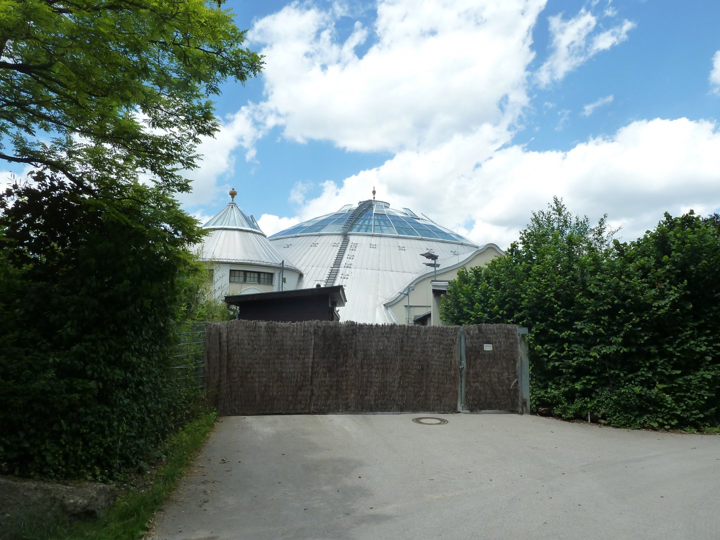 Elefantenhaus - Service access