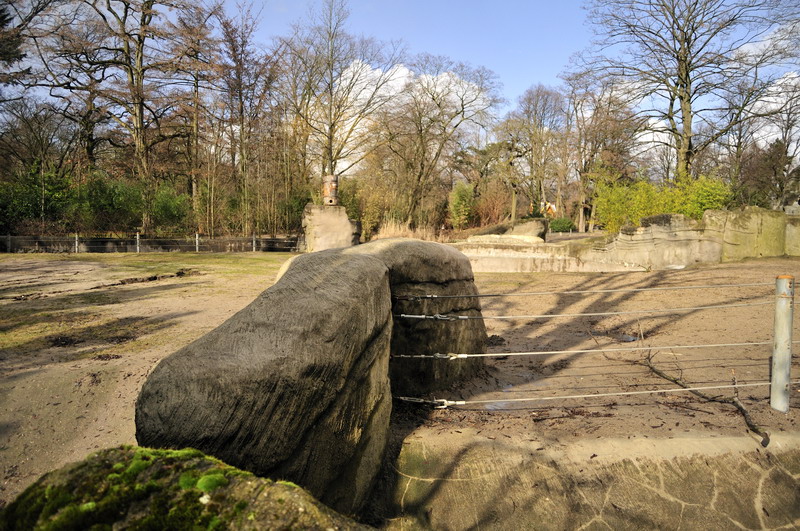 Elephant bullenclosure at Hagenbeck 3/4